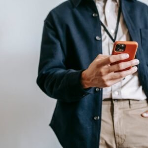 https://www.pexels.com/pt-br/foto/empresario-homem-de-negocios-homem-smartphone-5745183/