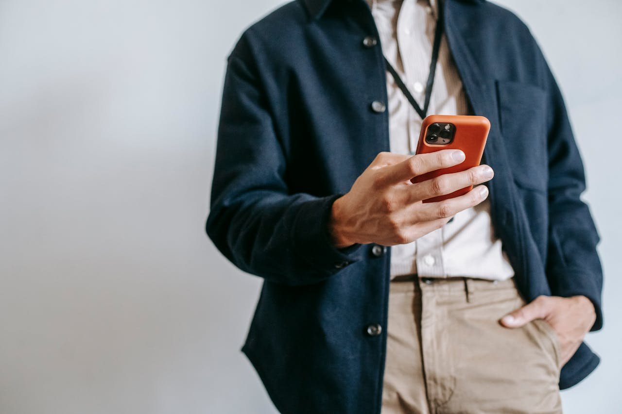 https://www.pexels.com/pt-br/foto/empresario-homem-de-negocios-homem-smartphone-5745183/